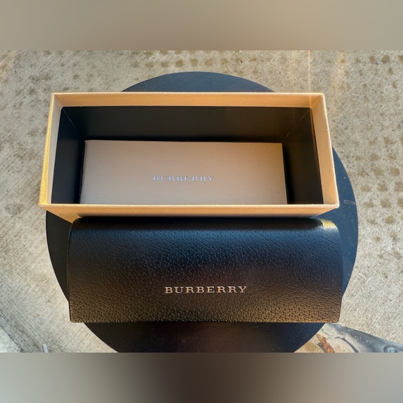 Burberry sunglasses - Picture 3 of 9